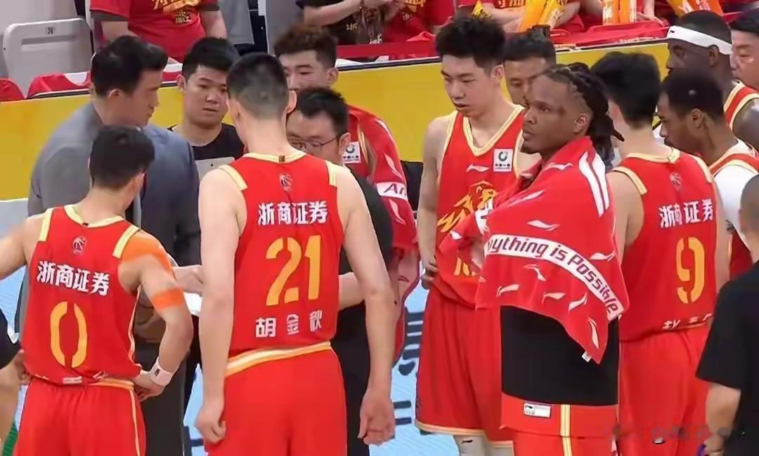 浙江广厦与深圳的季后赛半决赛G2赛今晚继续进行，上半场结束，主场做战的浙江广厦5