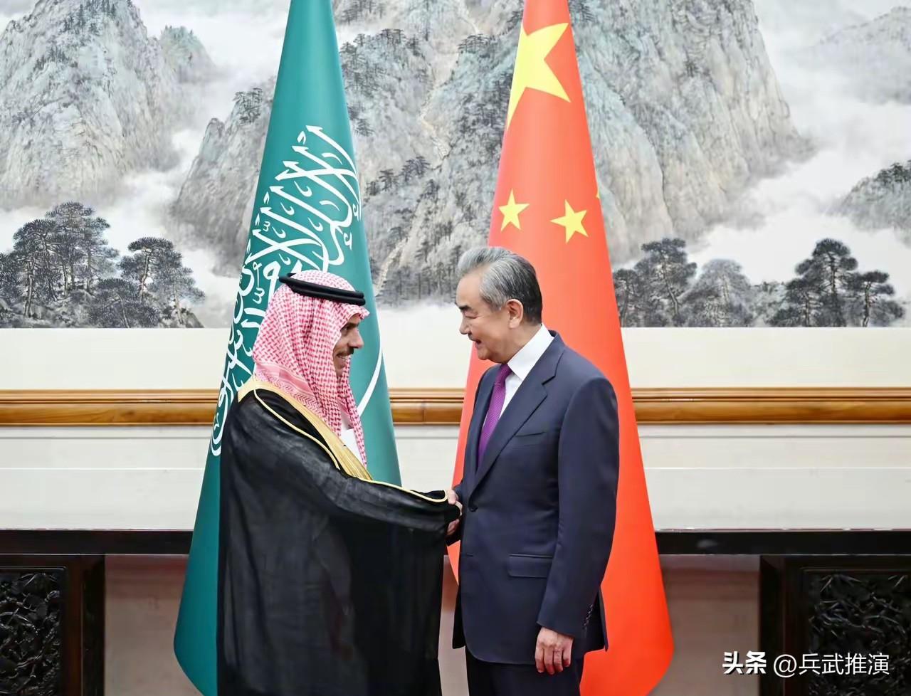 谈成了，沙特答应中国。

6月30号这天，咱们的外交部长王毅在北京见了沙特的外交