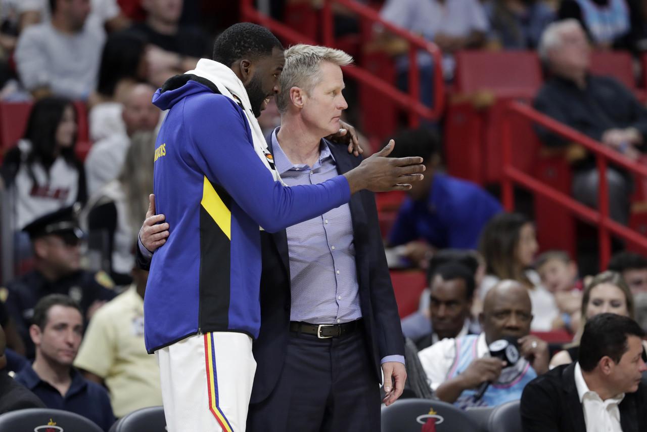 谁才是真正吸血鬼？格林被赶回更衣室，勇士一波流带走比赛！
勇士主场凭借下半场的一