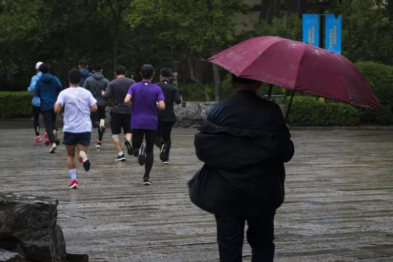 上联“春风化雨千山绿”，下联可以是“旭日临空万壑红”。春风能让千山变绿，那旭日的