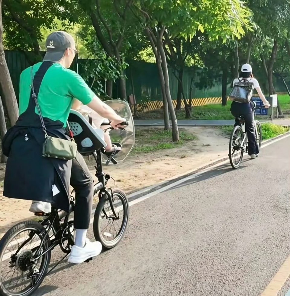 陈伟霆何穗带儿子骑车一家三口温馨极了陈伟霆