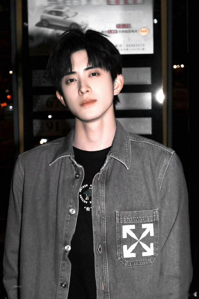 敖瑞鹏高级感十足 怼脸生图也稳如精修，敖瑞鹏五官立体精致，皮肤状态与面部线条无可