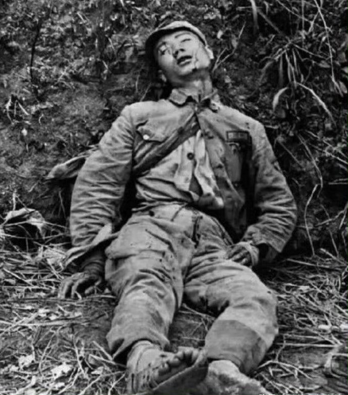 泪目！抗日战争时，穿草鞋的年轻战士战死沙场。他是谁的儿子，谁的丈夫，谁的父亲，如