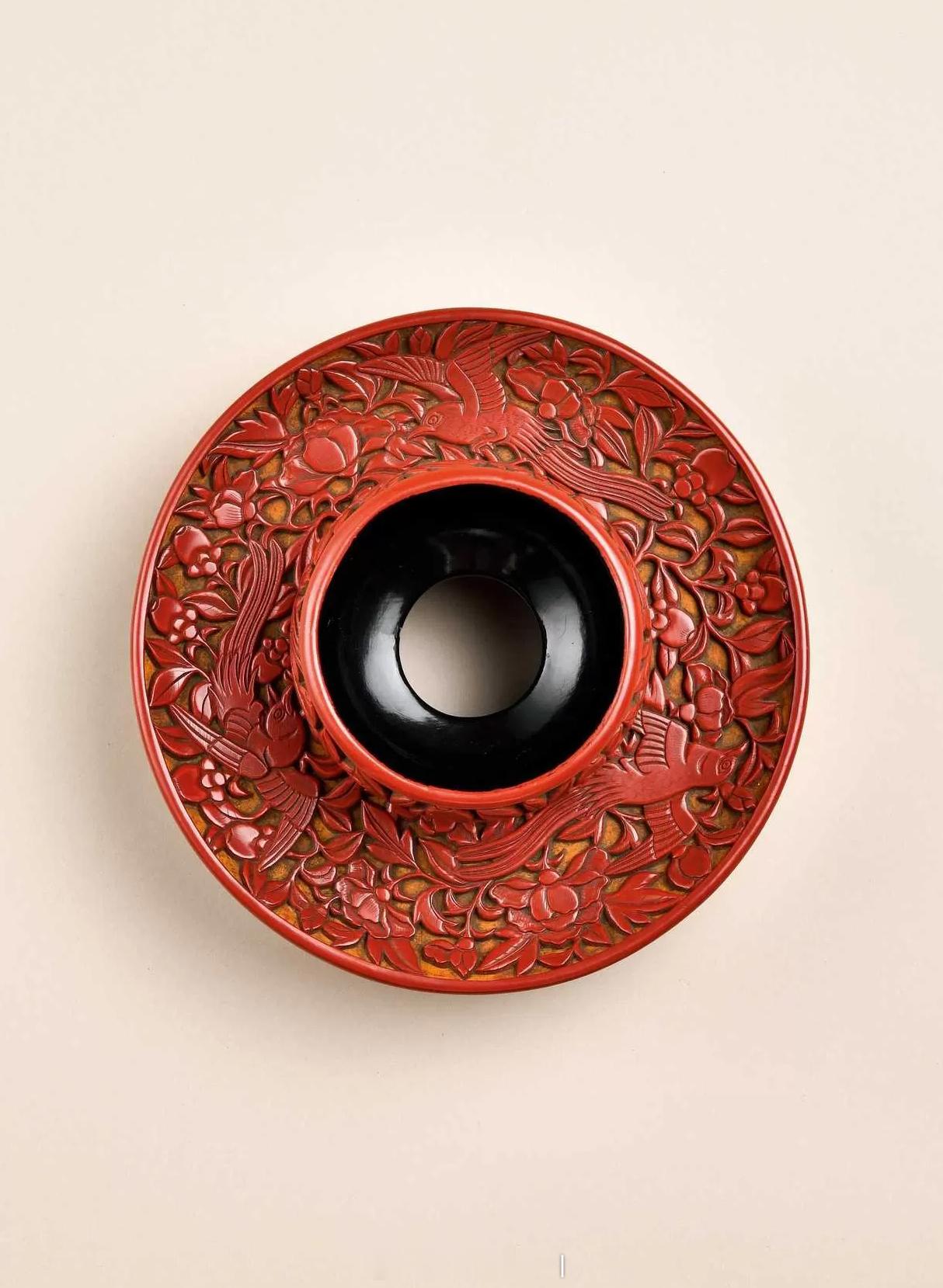 髹饰录 | 元 剔红绶带鸟纹盏托盏托以木为胎，经旋制髹饰朱红大漆剔刻而成，呈立姿