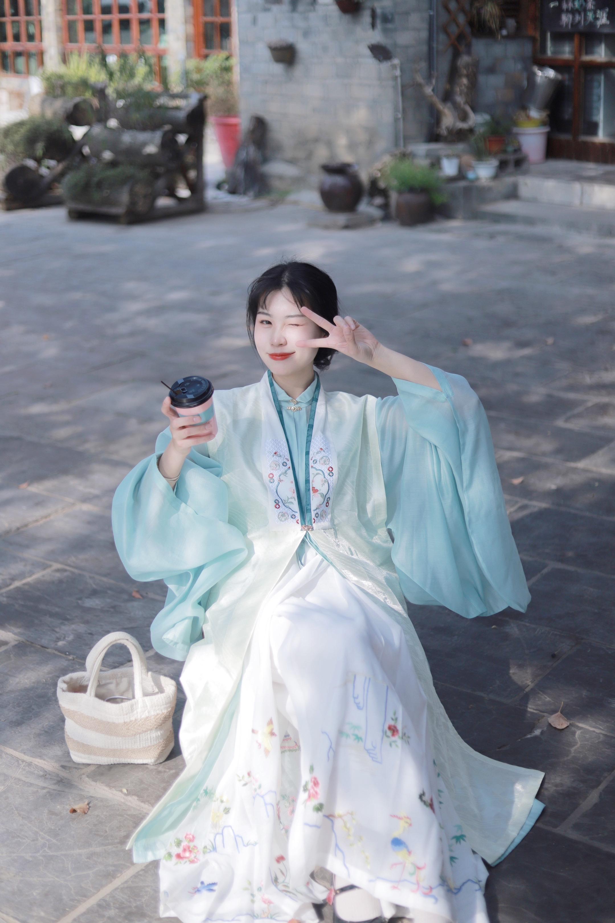 翻到了几张我亖去的白月光穿搭·春山集