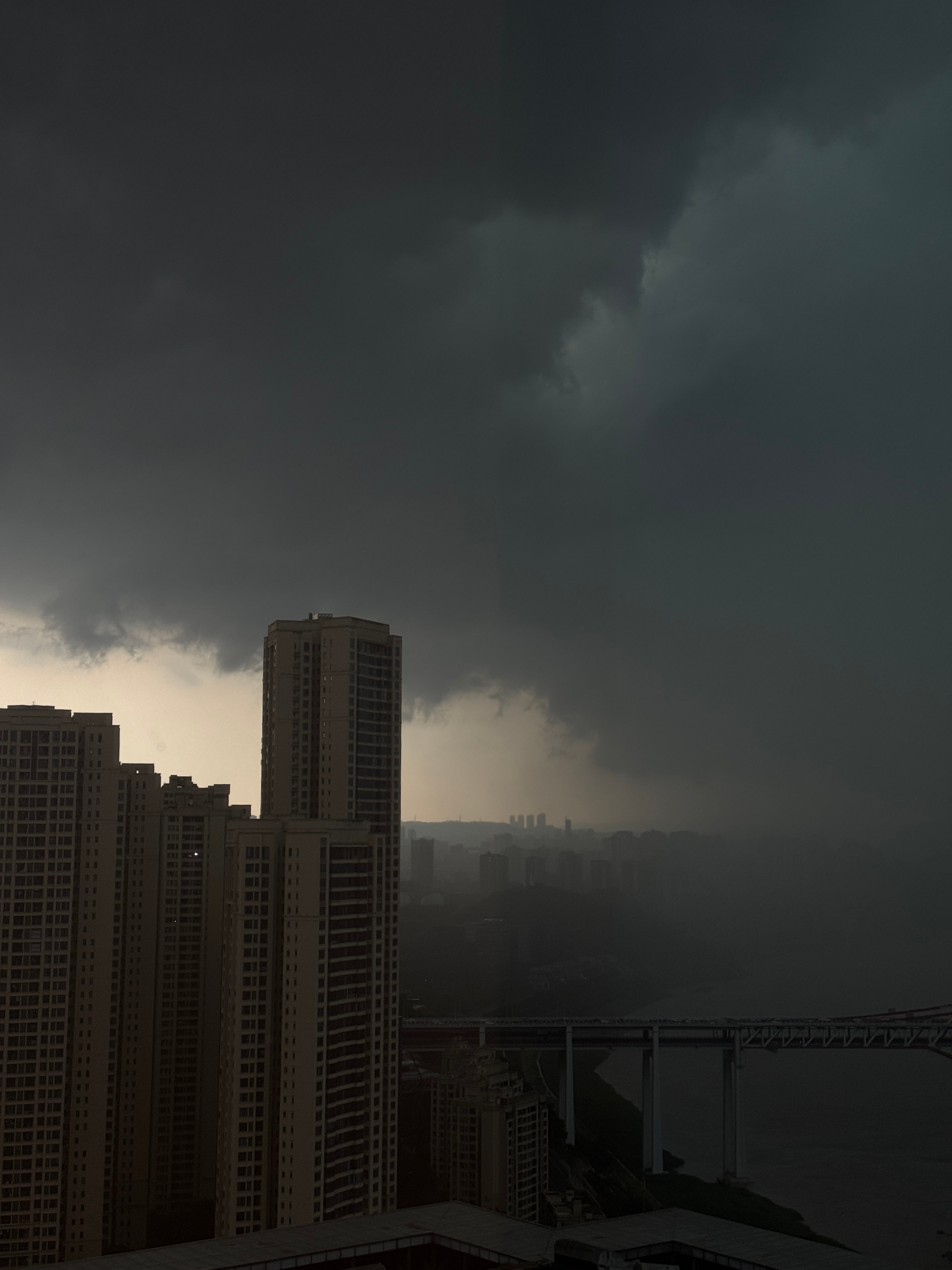 即将暴雨，真是暗无天日 ​​​