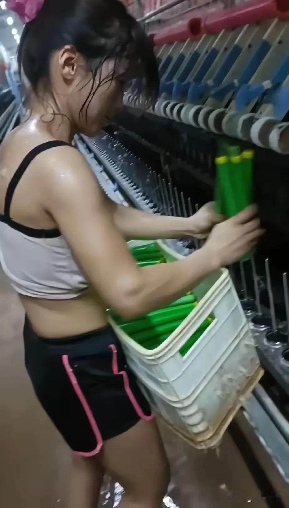 纺织纱厂是不能安装空调和電风扇的，因为成品布纱对温度和湿度都有严格的要求。看到纱