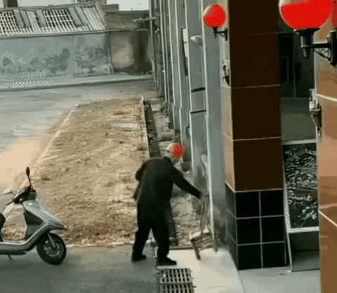 人倒霉起来，那真是喝凉水都塞牙。
坐在门前好好的，灯罩突然掉落砸头上，人都没动地