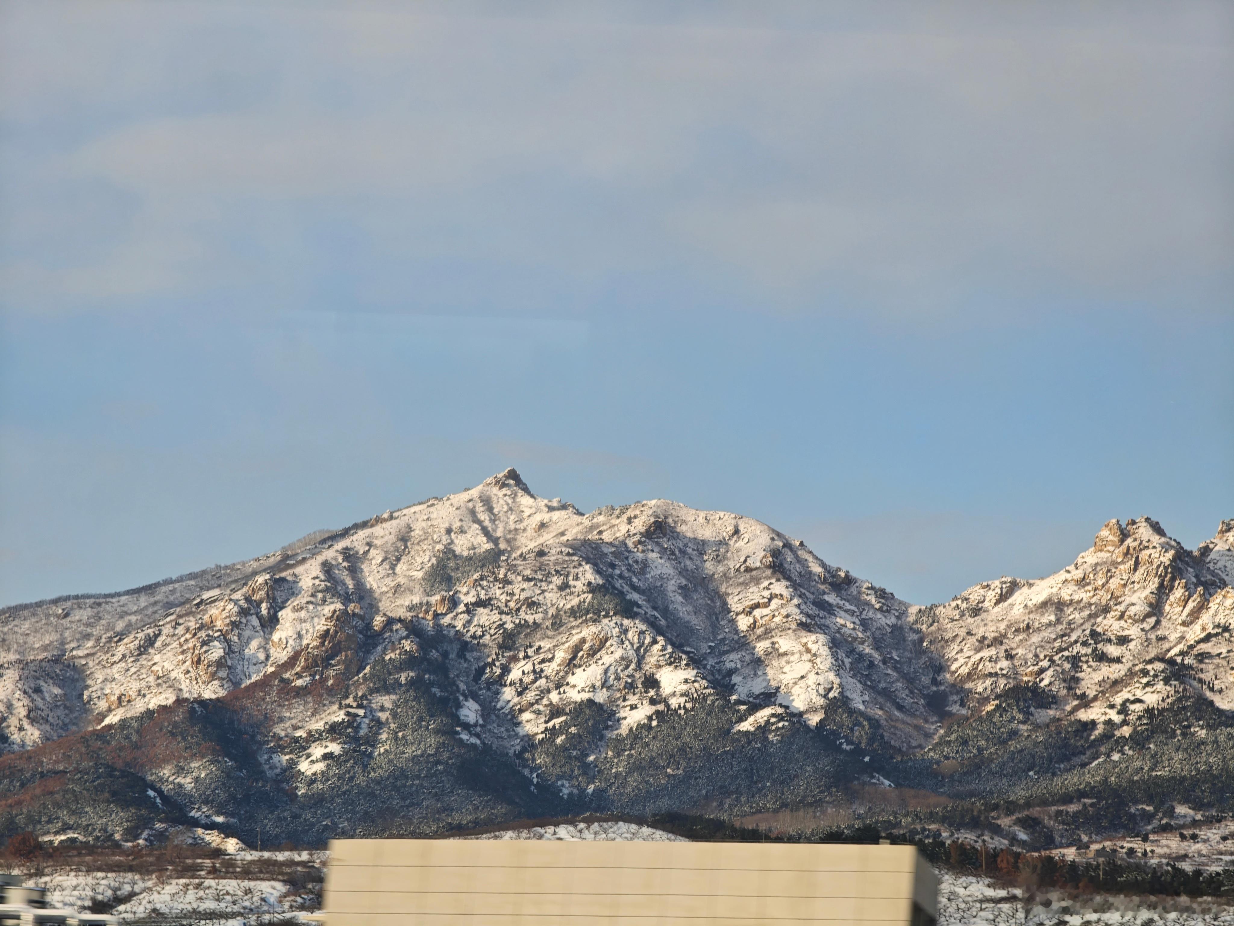 早晨出差的时候拍摄的，很久没有看到绿皮火车了。烟台下了大雪，路过很多地方都变成了