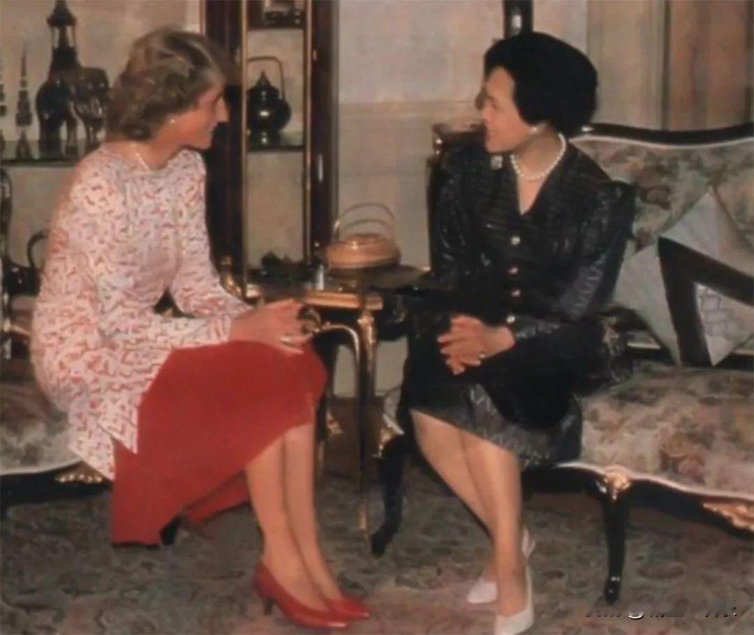 戴安娜和诗丽吉王后她们一起畅聊，这两位同为王的女人，她们的命运那是天地差别。