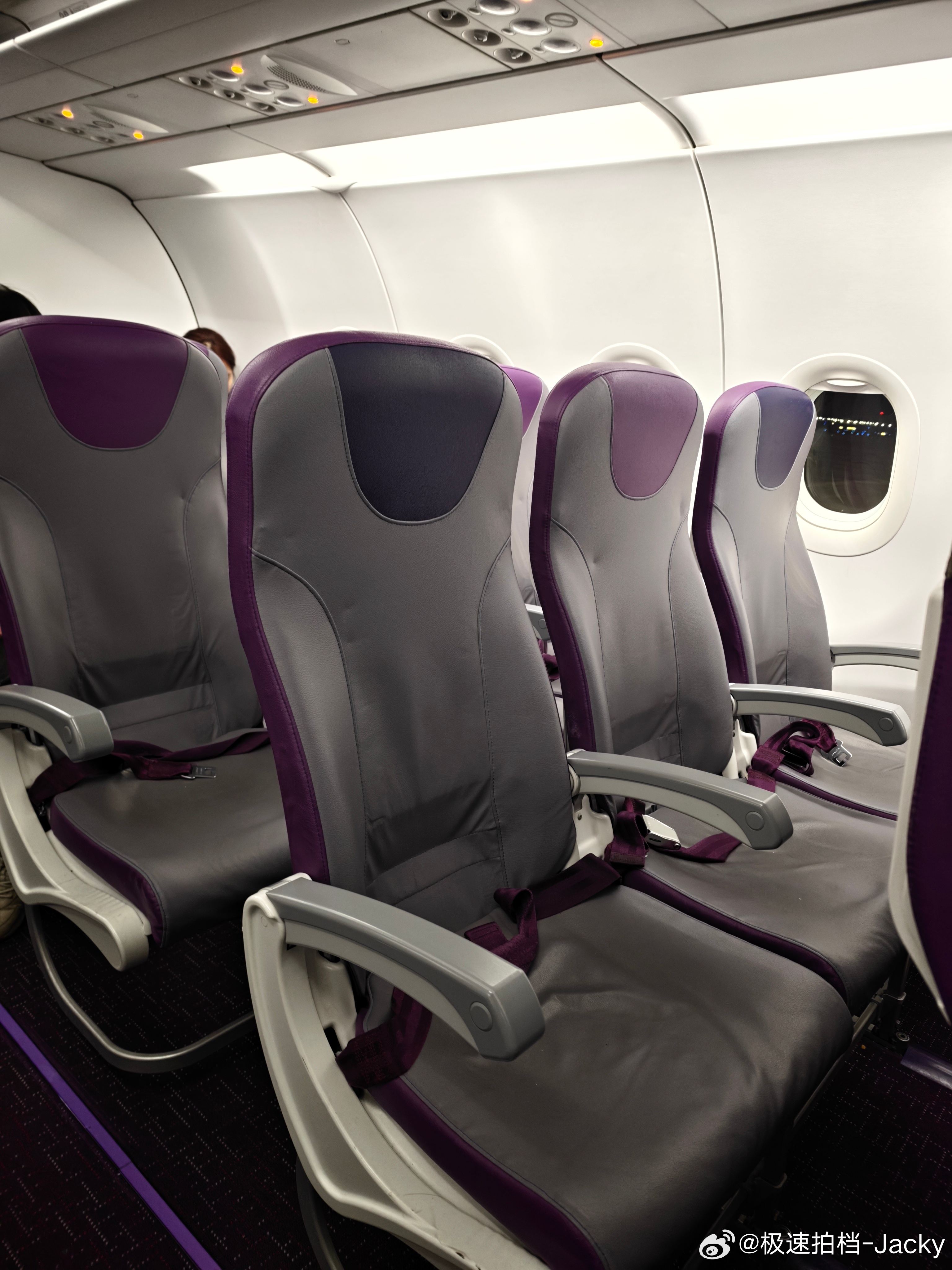 最近打卡了不少没坐过的航司这家的座椅可以薄到这个程度也是挺nb。但厉害的是它的舒