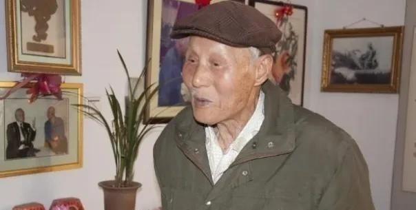 1983年，63岁老人正给领导倒水，领导低头一看，这老人竟穿着空军专用的拉练裤，