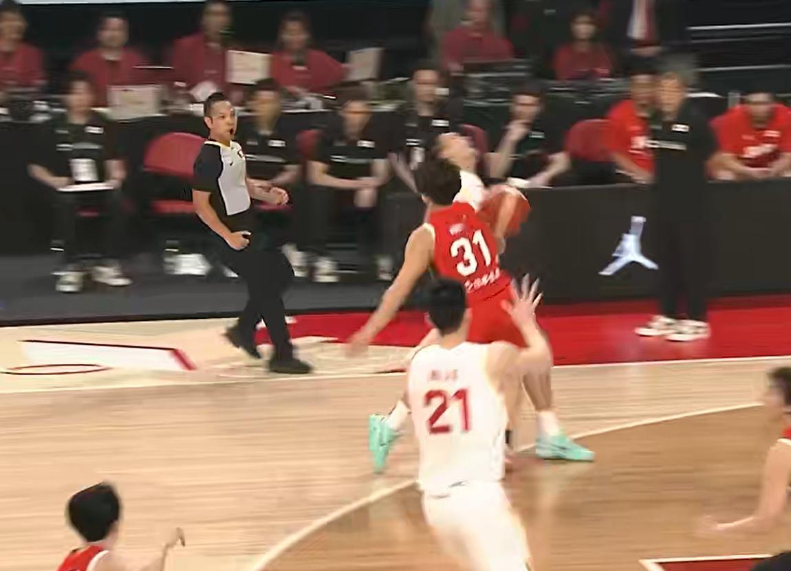 中国男篮vs日本男篮 这球不给违体说不过去，球都传到篮下了。 