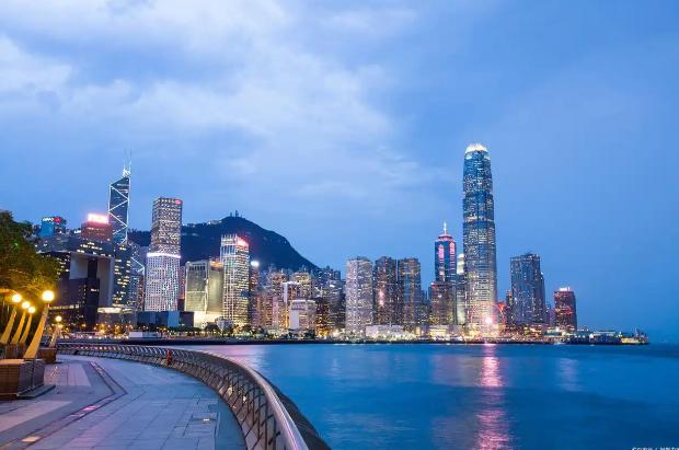 [下雨]迪拜楼市崩盘，香港却意外躺赢？迪拜的烟花秀，为何成了香港楼市的强心针,别