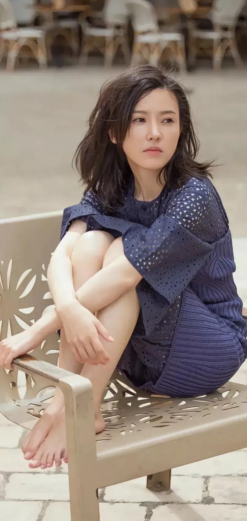 从头美到脚的杨子姗，看着就让人喜欢！即便已经37岁了，仍如少女般明媚与静好。#女