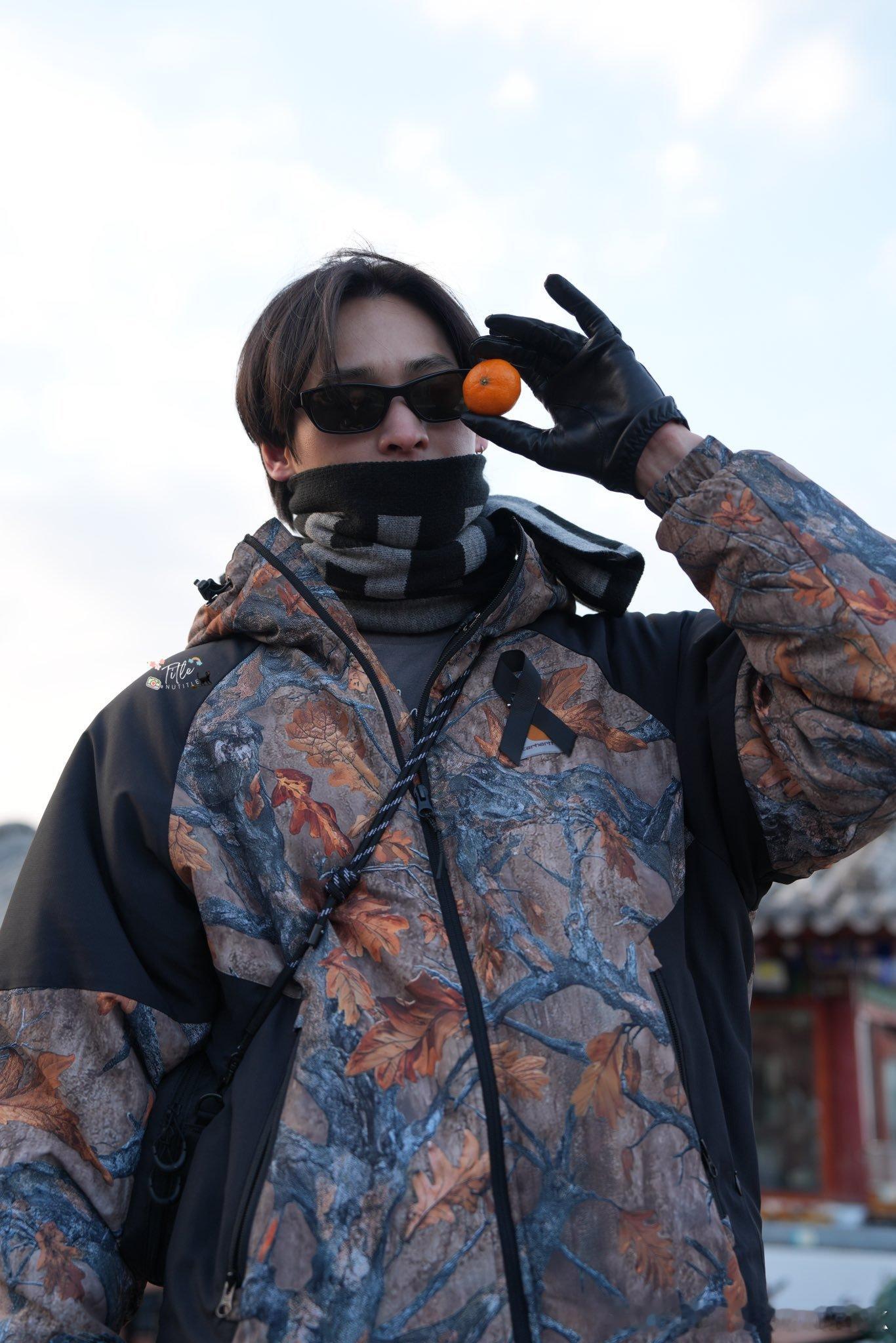 KaoPP 粉丝拿了橘子给9️⃣让他遮住👀拍照，他看了参考图③后，马上换了边