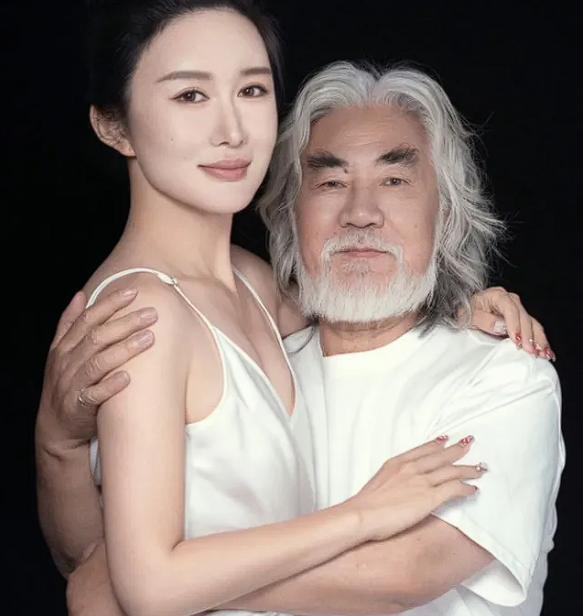 有钱人也会有烦恼！73岁的著名大导演张纪中，本应安享晚年，却没这福分。42岁的娇