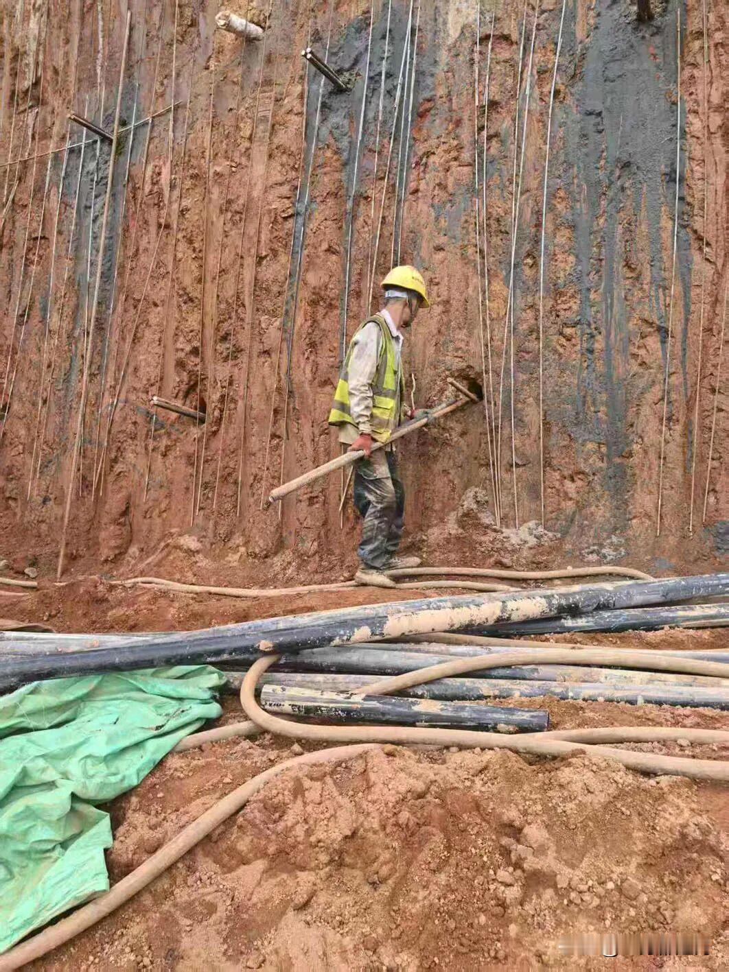 福建永安抽水坝
投资75亿的项目被举报偷工减料
加固坝体的锚筋柱缩水2/3
并且