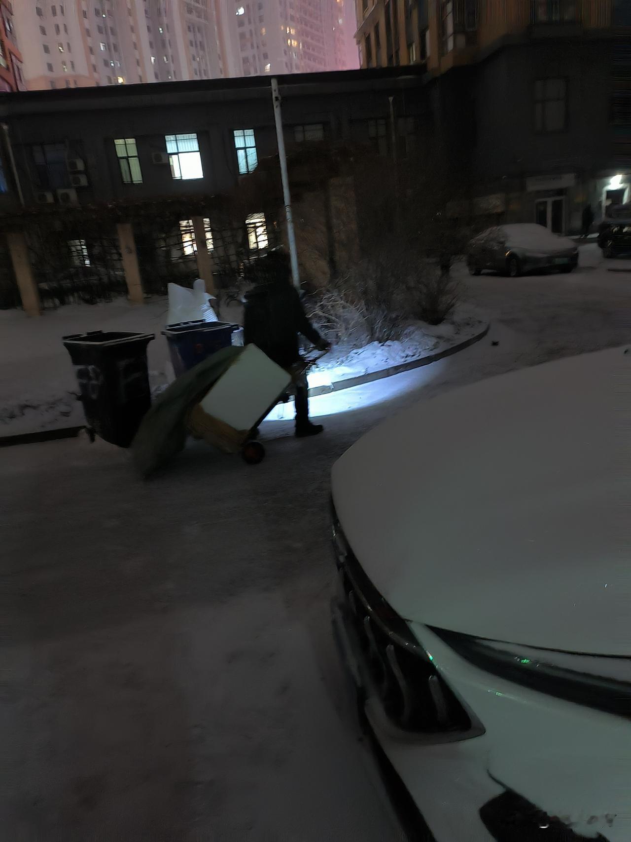 我的是在一个饭店吃饭时候丢的，比这个先生还多丢了一个链[捂脸]
进饭店还带着，吃