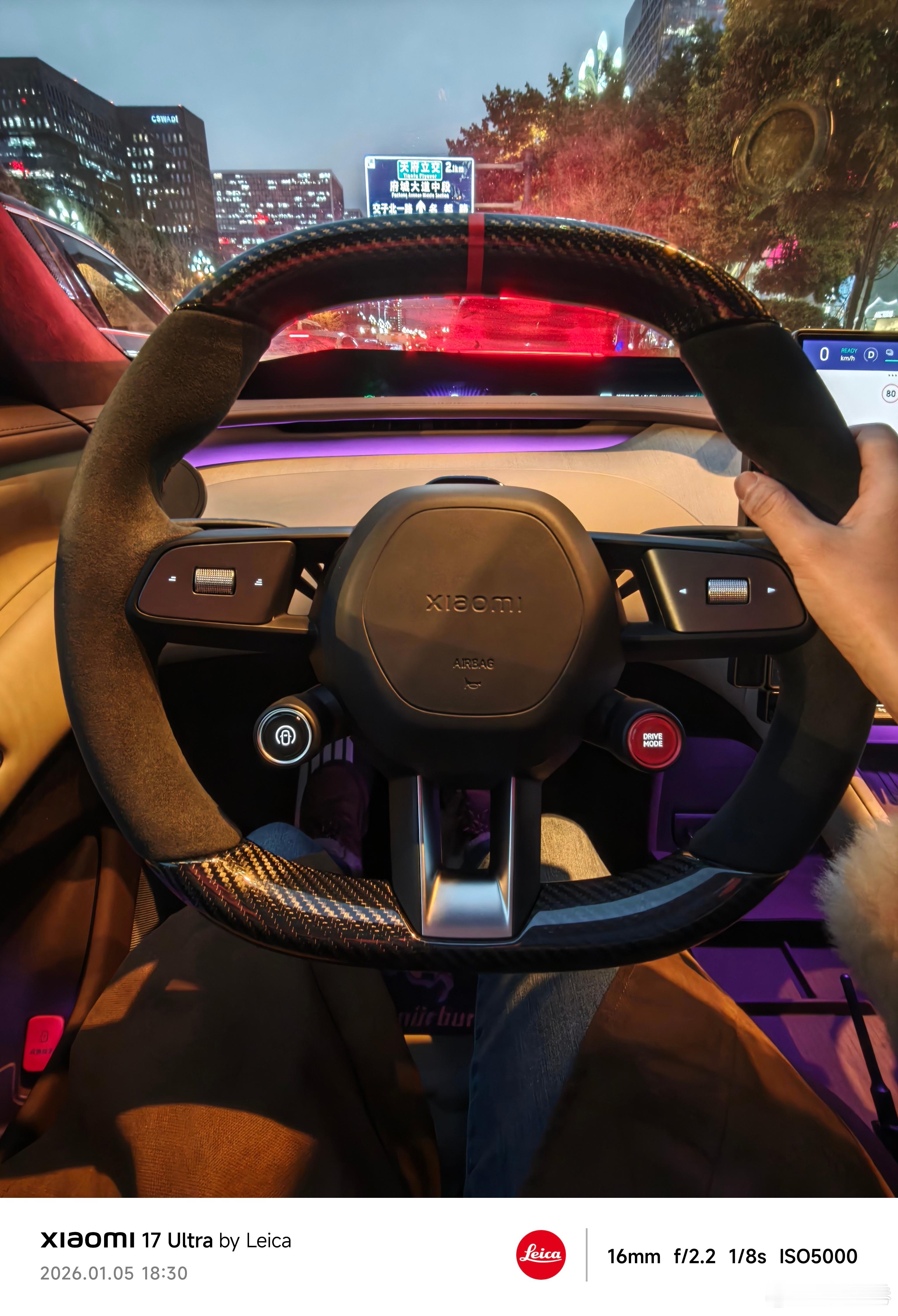 第一次用小米汽车“方向盘加热”，两边挺暖和，但是碳纤维还是冰的，我想问问没选碳纤