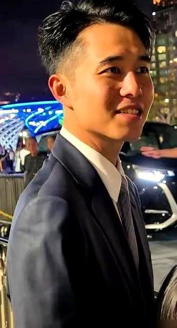 路边，一个穿便装的男人突然蹲下，熟练地给小女孩打了个鞋带结。

这是赌王四房长子