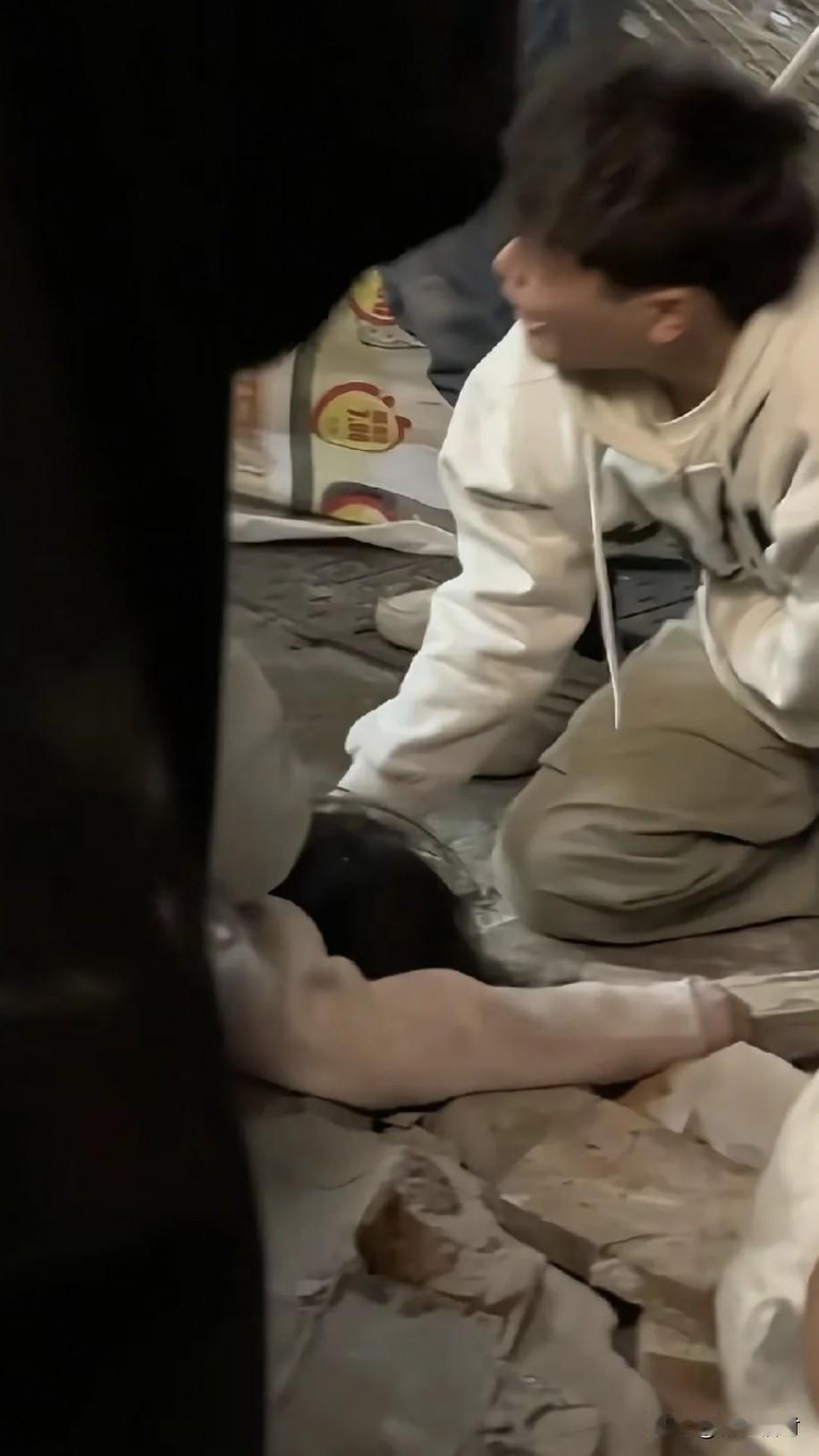 这悲剧本可以避免！
 
10月31号晚上，网红老街上一装修店铺的脚手架，连墙体突