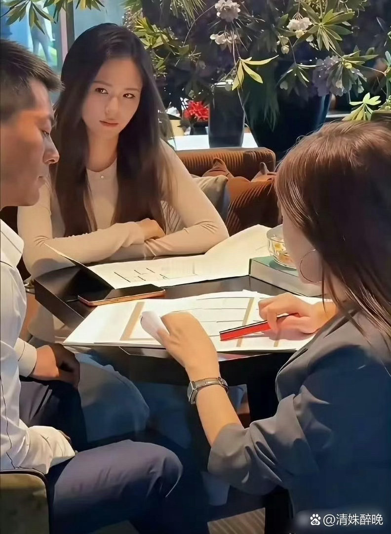 不怪他老婆这个眼神，换谁不是啊 ​​​