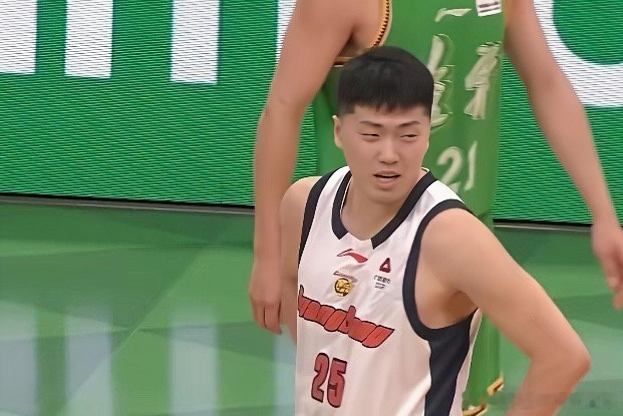 提起广东宏远的张皓嘉，球迷心中满是恨铁不成钢的无奈，用“扶不起的阿斗”形容他，恰