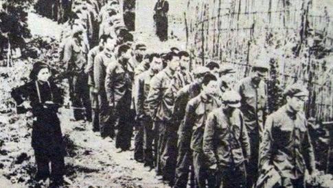 1979年，俘虏交换后，200多名战士终于回到祖国。他们刚刚跨过边境线，广州军区