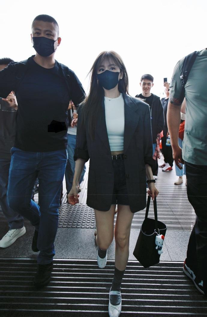 今天王心凌亮相南昌，她这回搭配的很有清凉时尚感，看起来也格外的显年轻。

王心凌
