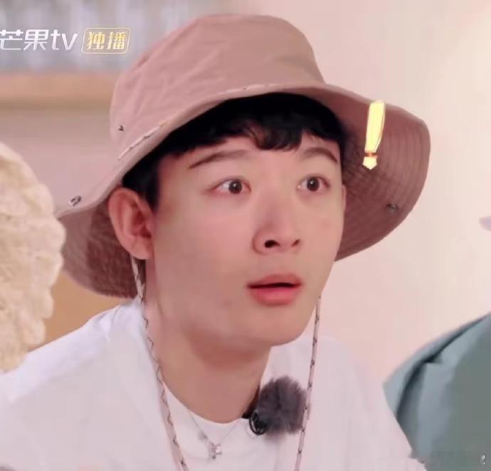 张晚意手机屏刘海真的要给张晚意给笑不活了 怎么会有幽默感和钝感力这么强的人 真的