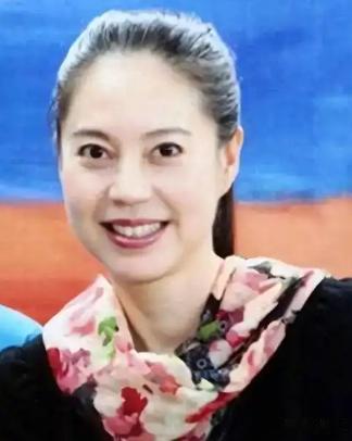 她在比赛期间临阵抽身叛逃美国，令中国队遭受重创，32年后回国，目的不是道歉，而是