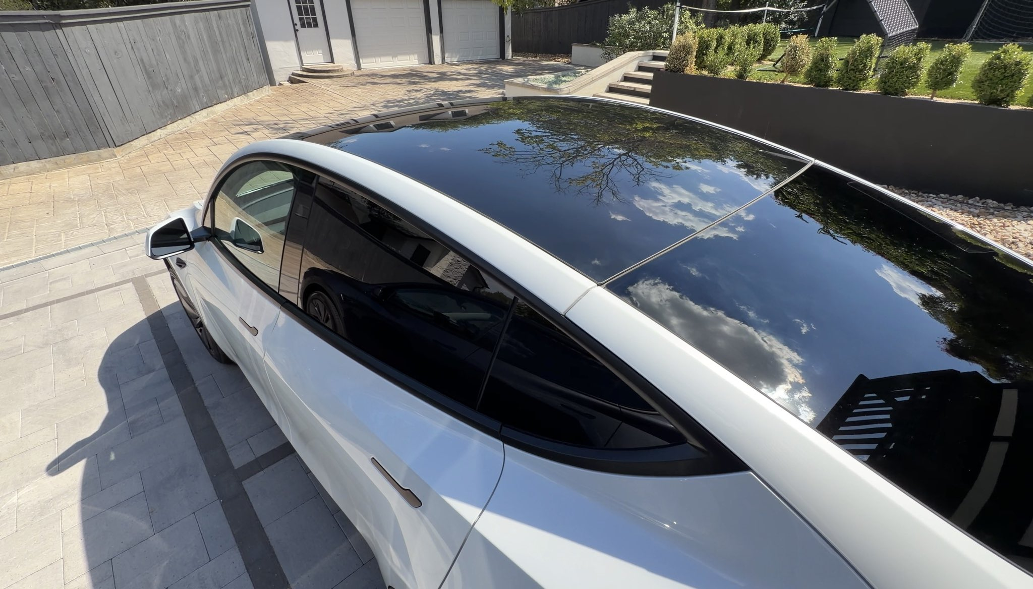 太抽象了。。特斯拉 Model Y Standard 取消了带镀银隔热的全景天窗
