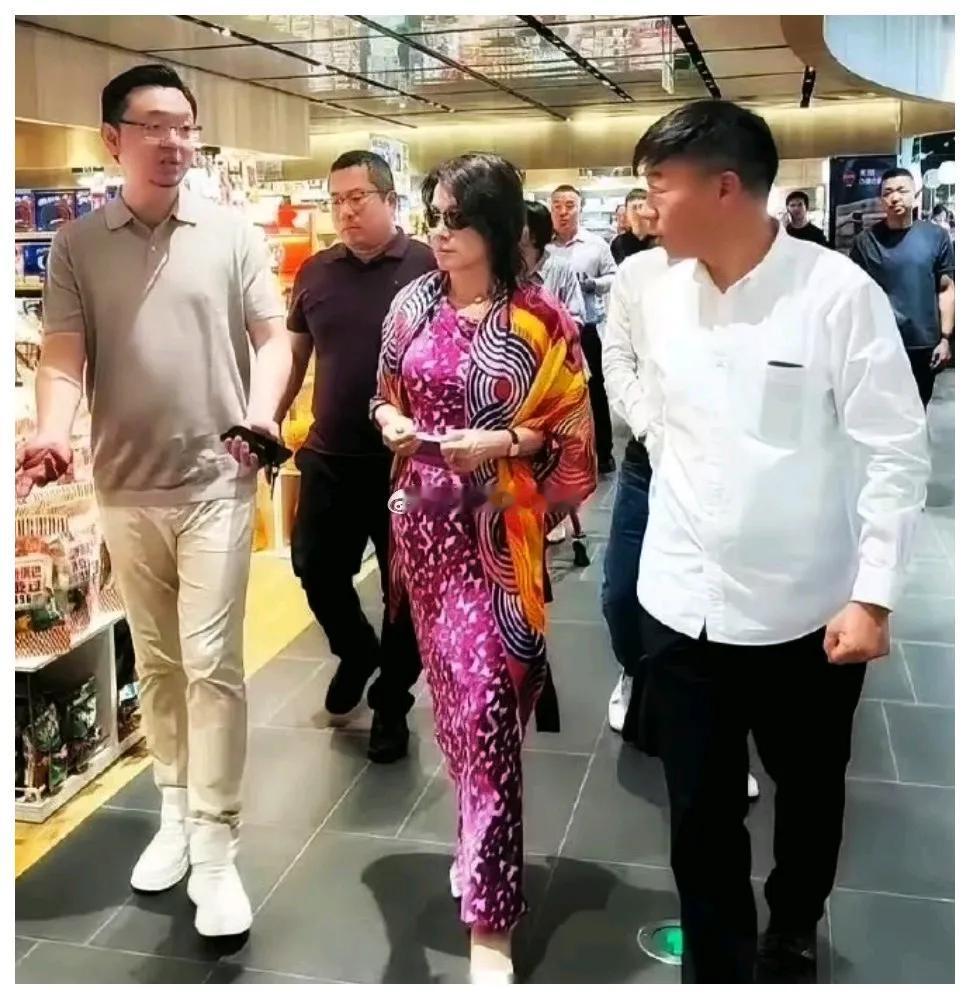 一直非常欣赏董姐！
不仅仅因为她聪明有魄力办大企业。
更因为她做人行事低调像个普