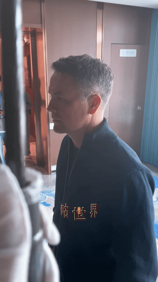贵州把球星欧文当短剧男主整 当年守着屏幕追欧文的赛场追风时刻，如今金球先生就站在