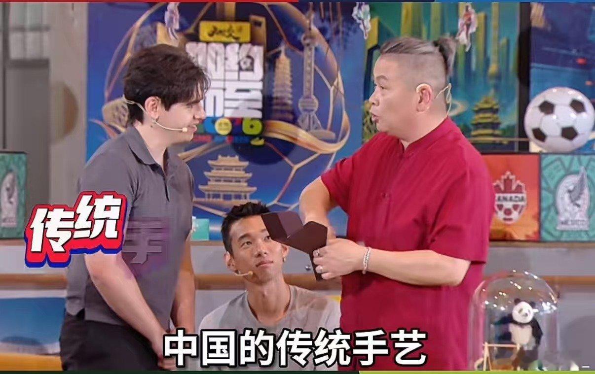 西班牙球迷被非遗绒鸟惊艳到了 真心觉得这届世界杯的场外环节特别有新意！往年的互动