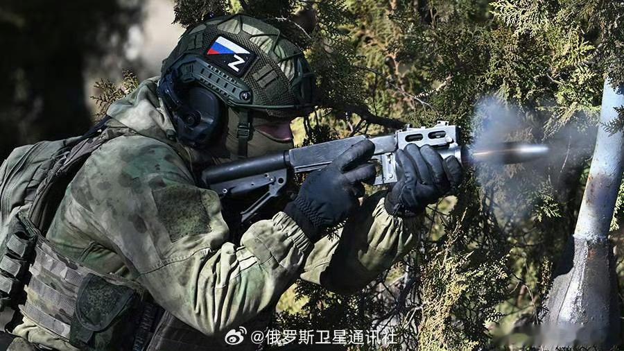 【俄国防部：乌军一天在特别军事行动中损失约1455名军人】 据俄罗斯国防部6月2