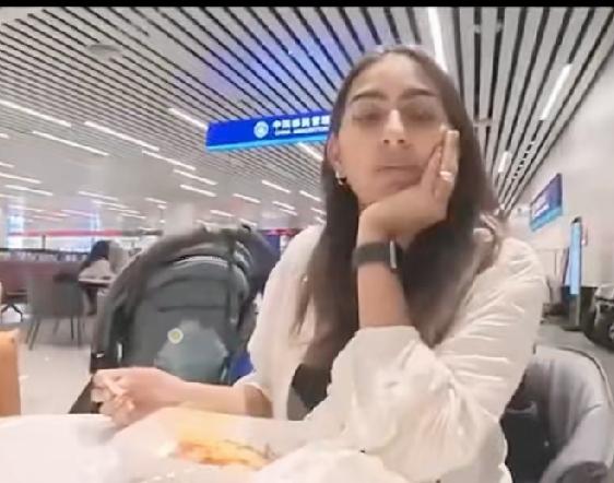 印度一对夫妻被拒绝入境，于是他们进行疯狂的吐槽。事实上他们离开划定的区域，偷偷的