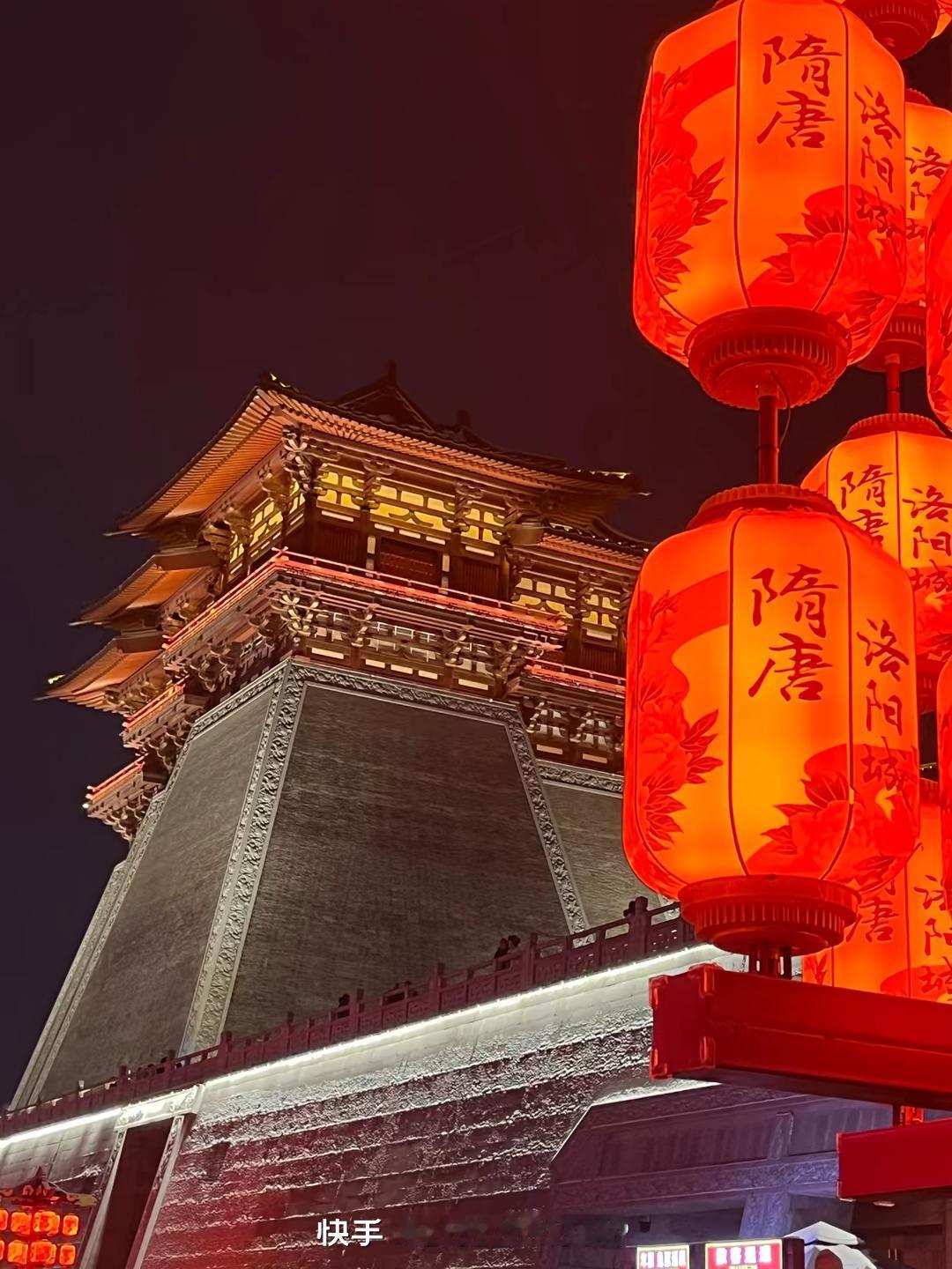 洛阳好玩的景点可不少。龙门石窟值得一去，它是中国四大石窟之一，有2345个窟龛、