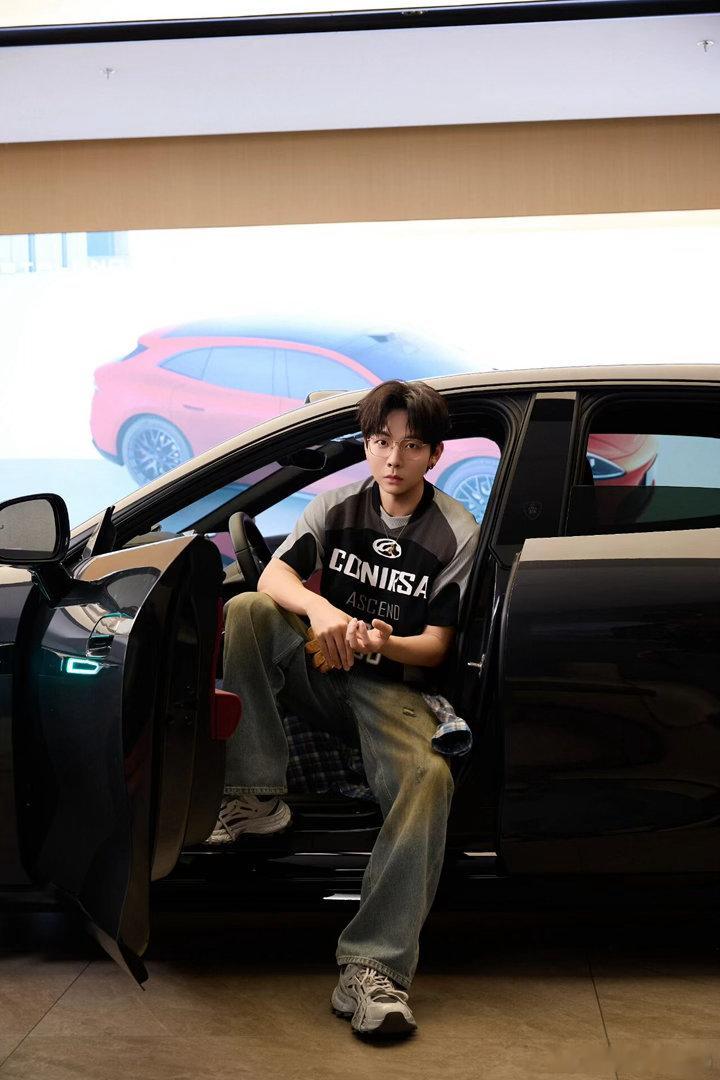 买车的欲望到了极致看胡夏上海提车，本想看热闹却被种草启境ADS5智驾！连明星都关