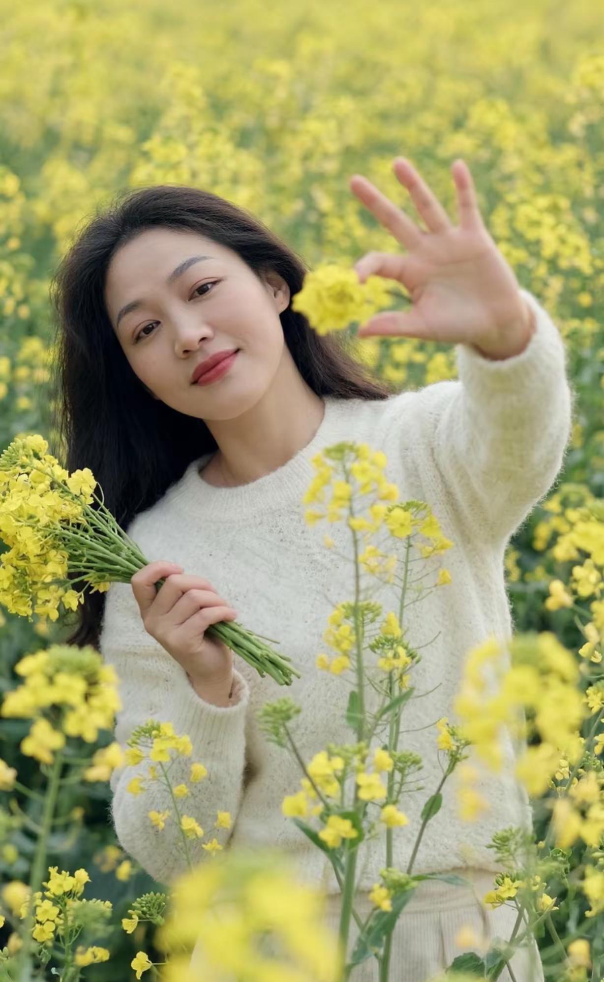 亲爱的老己，今年做个温暖的人，以最大的平静去爱我们不确定的生活，人静，心安，物简