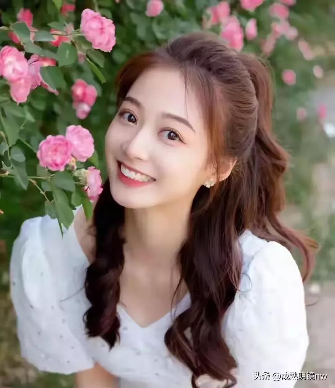 🌸💐少女心爆棚的粉色花海，微笑女孩，浪漫至极！🌸💐梦幻粉色的花海 花海少