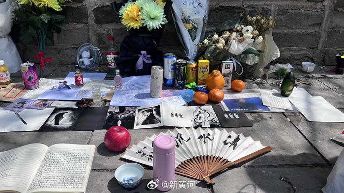 【曹操儿子#曹植墓前摆满了酒#，有人心疼又放了胃药】#年轻人祭拜古人也是祭拜自己