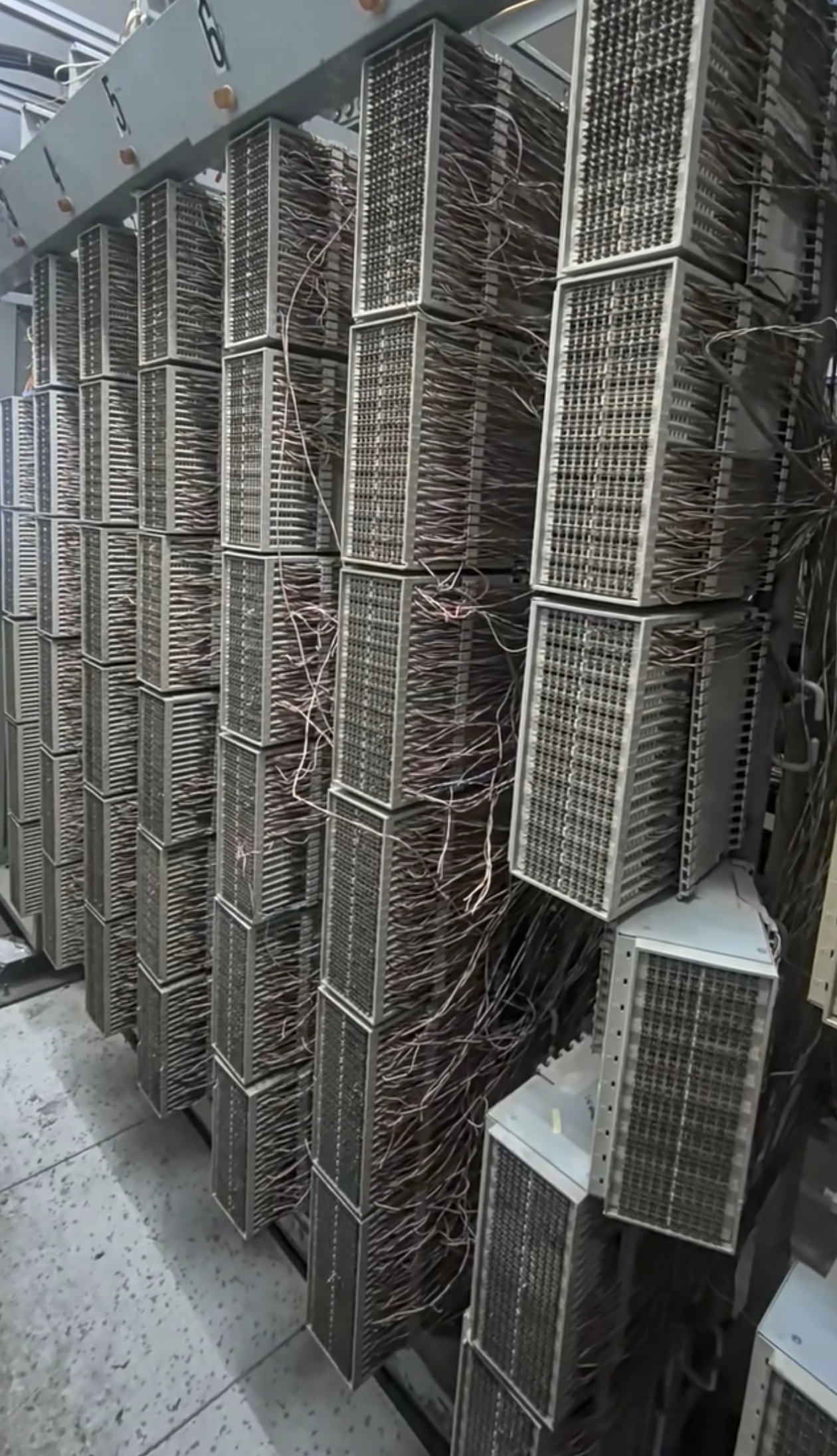 很多年轻人不知道这是什么机房，但老一辈都知道，测量台里的配线架，当年装电话、AD