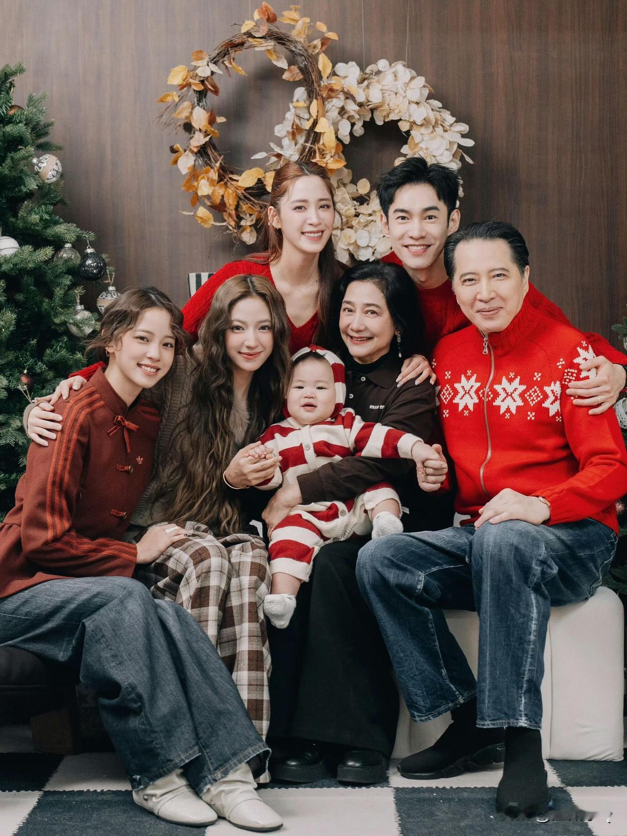 欧阳家新年照，欧阳妮妮的儿子是成团宠稳居C位，像一个软乎的肉团子，红白条纹装可爱