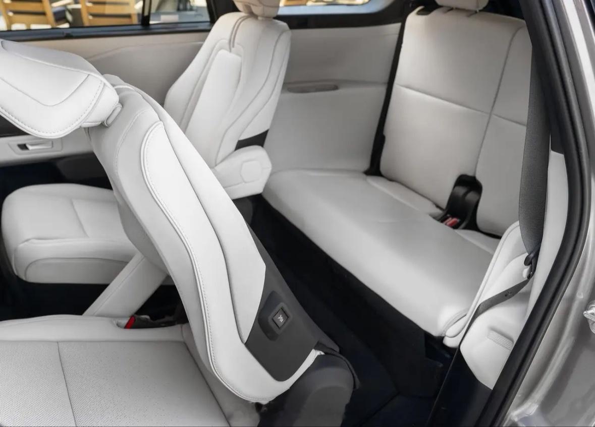 全新汉兰达也“必须”“一车三动力”了，5.05米长，纯电95.8度电跑到515公