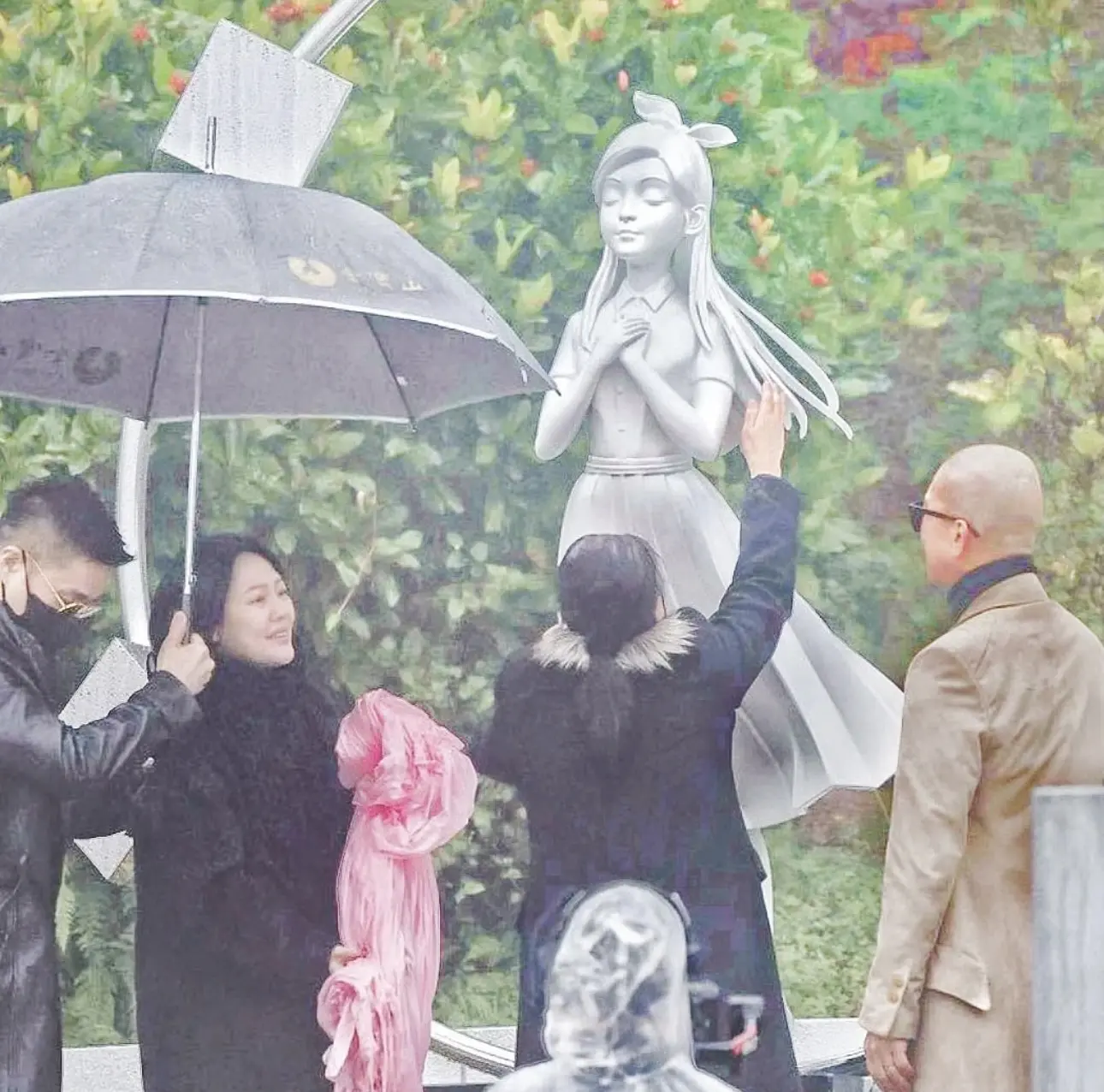 大S雕像公开，形象是具俊晔敲定的。S妈跟女儿女婿来揭幕大S雕像，这雕像...