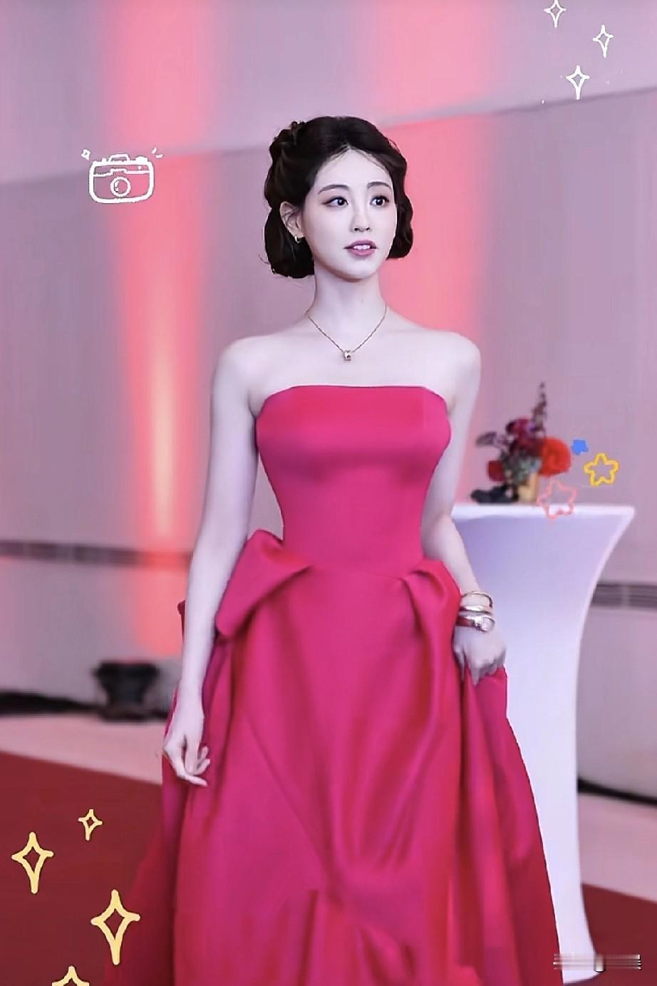 祝绪丹身着一袭明艳的正红色抹胸礼服，亮相