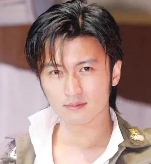 1.单依纯时尚资源很好得益于她的经纪人，再加上她长相就受那个圈子喜欢。2.白鹿拍