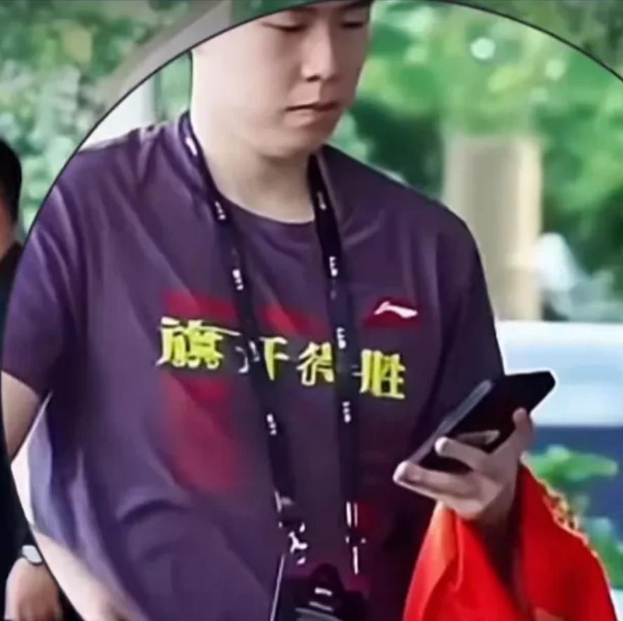 王楚钦今日战袍显决心，紫衣助他旗开得胜！
今天是9月10日，WTT澳门冠军赛的首